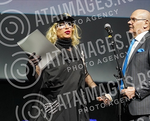 In the big hall of the Kombank hall, after a two-year break, the traditional SEMUS awards ceremony was organized for the most prominent pop and music artists in Serbia.U velikoj sali Kombank dvorane, posle dve godine pauze organizovana je tradicion