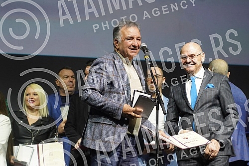 In the big hall of the Kombank hall, after a two-year break, the traditional SEMUS awards ceremony was organized for the most prominent pop and music artists in Serbia.U velikoj sali Kombank dvorane, posle dve godine pauze organizovana je tradicion