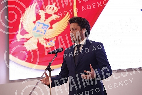 The Prime Minister of Montenegro, Dritan Abazovic, talked with the President of the Serbian Chamber of Commerce, Marko Cadez, and representatives of the Serbian business community about improving economic cooperation between the two countries and str