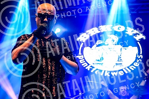 The popular Balkan-punk-folk band Brkovi, after four years, held its first independent concert in Belgrade, in the Hangar of the Port of Belgrade, and the special guests at the concert are Travolta from Borce Grede and the Bulgarian orchestra Kamchia