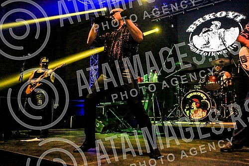 The popular Balkan-punk-folk band Brkovi, after four years, held its first independent concert in Belgrade, in the Hangar of the Port of Belgrade, and the special guests at the concert are Travolta from Borce Grede and the Bulgarian orchestra Kamchia