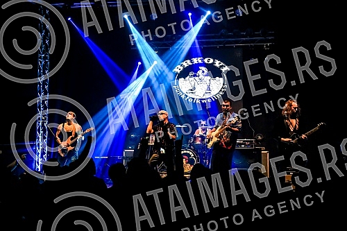 The popular Balkan-punk-folk band Brkovi, after four years, held its first independent concert in Belgrade, in the Hangar of the Port of Belgrade, and the special guests at the concert are Travolta from Borce Grede and the Bulgarian orchestra Kamchia