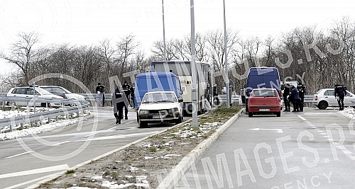 Police block access to Sport Center Kovilovo due to deferred handball match of Serbia vs. Serbia.Policija blokira prilaz Sportskom centru Kovilovo zbog odlozene rukometne utakmice juniora Srbija protiv Kosova.