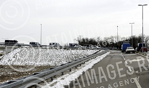 Police block access to Sport Center Kovilovo due to deferred handball match of Serbia vs. Serbia.Policija blokira prilaz Sportskom centru Kovilovo zbog odlozene rukometne utakmice juniora Srbija protiv Kosova.