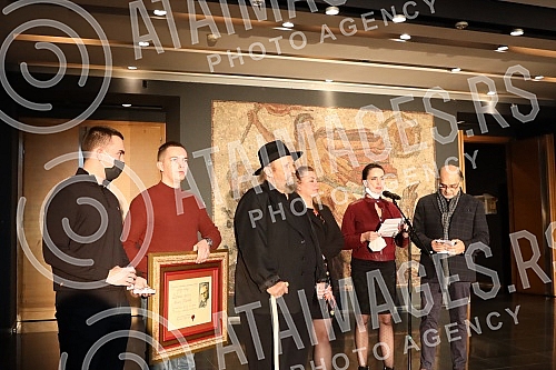 The presentation of the Lifetime Achievement Award Dobrica's Ring for 2021 to the family of Milan Lanet Gutovic was held at the Yugoslav Drama Theater, organized by the Association of Dramatic Artists of Serbia.Urucenje Nagrade za zivotno delo Dobr