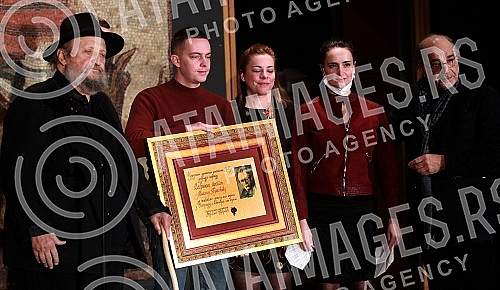The presentation of the Lifetime Achievement Award Dobrica's Ring for 2021 to the family of Milan Lanet Gutovic was held at the Yugoslav Drama Theater, organized by the Association of Dramatic Artists of Serbia.Urucenje Nagrade za zivotno delo Dobr