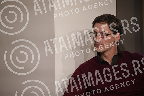 The forum on the occasion of the hundredth anniversary of the birth of Dobrica Cosic was held in the Delfi SKC bookstore.Tribina povodom stotinu godina od rodjenja Dobrice Cosica  odrzana je u knjizari Delfi SKC.