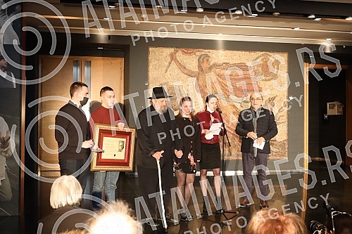 The presentation of the Lifetime Achievement Award Dobrica's Ring for 2021 to the family of Milan Lanet Gutovic was held at the Yugoslav Drama Theater, organized by the Association of Dramatic Artists of Serbia.Urucenje Nagrade za zivotno delo Dobr