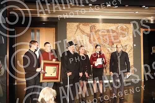 The presentation of the Lifetime Achievement Award Dobrica's Ring for 2021 to the family of Milan Lanet Gutovic was held at the Yugoslav Drama Theater, organized by the Association of Dramatic Artists of Serbia.Urucenje Nagrade za zivotno delo Dobr