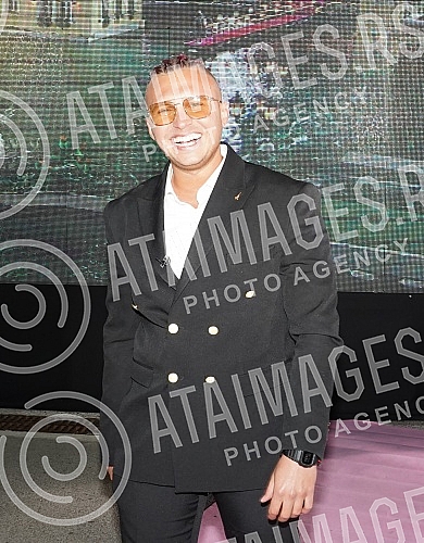 Superfinale of the fifth season of the reality program Zadruga, which is broadcast on Pink TV.Superfinale pete sezone rijaliti programa Zadruga koji se emituje na televiziji Pink.