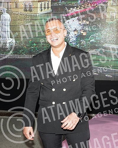 Superfinale of the fifth season of the reality program Zadruga, which is broadcast on Pink TV.Superfinale pete sezone rijaliti programa Zadruga koji se emituje na televiziji Pink.