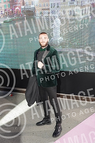 Superfinale of the fifth season of the reality program Zadruga, which is broadcast on Pink TV.Superfinale pete sezone rijaliti programa Zadruga koji se emituje na televiziji Pink.