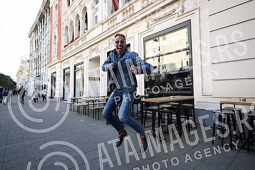 The group Kanda, Kodza and Nebojsa and the publishing house Mascom held a press promotion of the album in Gradska pivnica-Terazije.Grupa Kanda, Kodza i Nebojsa i izdavacka kuca Mascom odrzali su novinarsku promociju albuma u Gradskoj pivnici-Terazi