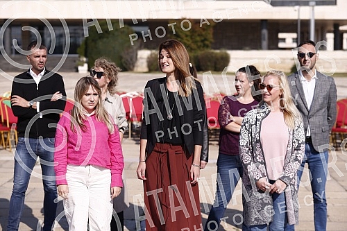 Kreni - promeni initiative organized a performance and a media conference in front of the Palace of Serbia.Inicijativa Kreni-Promeni organizovala je performans i konferenciju za medije ispred Palate Srbija.