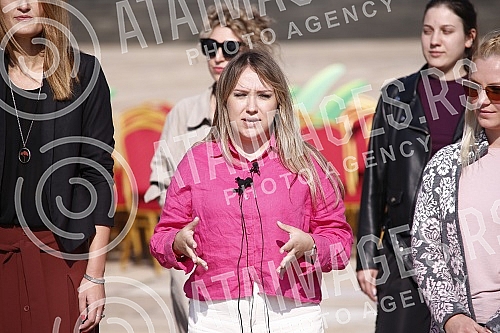 Kreni - promeni initiative organized a performance and a media conference in front of the Palace of Serbia.Inicijativa Kreni-Promeni organizovala je performans i konferenciju za medije ispred Palate Srbija.