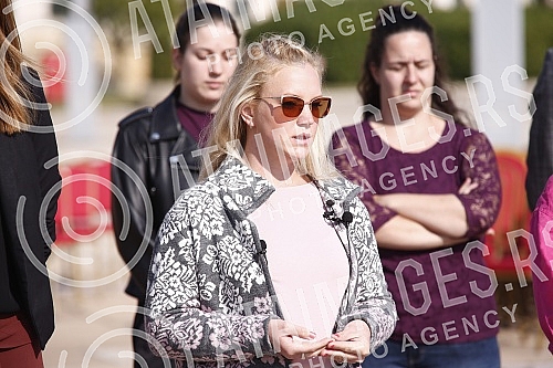 Kreni - promeni initiative organized a performance and a media conference in front of the Palace of Serbia.Inicijativa Kreni-Promeni organizovala je performans i konferenciju za medije ispred Palate Srbija.