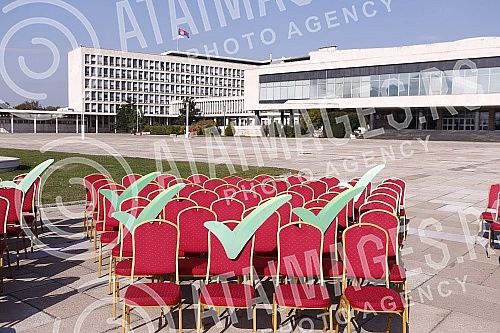 Kreni - promeni initiative organized a performance and a media conference in front of the Palace of Serbia.Inicijativa Kreni-Promeni organizovala je performans i konferenciju za medije ispred Palate Srbija.