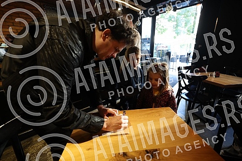 The group Kanda, Kodza and Nebojsa and the publishing house Mascom held a press promotion of the album in Gradska pivnica-Terazije.Grupa Kanda, Kodza i Nebojsa i izdavacka kuca Mascom odrzali su novinarsku promociju albuma u Gradskoj pivnici-Terazi