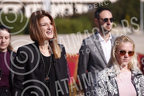 Kreni - promeni initiative organized a performance and a media conference in front of the Palace of Serbia.Inicijativa Kreni-Promeni organizovala je performans i konferenciju za medije ispred Palate Srbija.