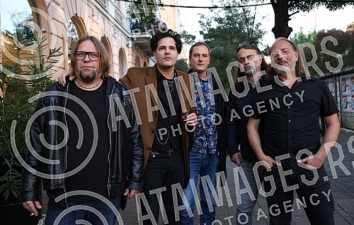 The group Kanda, Kodza and Nebojsa and the publishing house Mascom held a press promotion of the album in Gradska pivnica-Terazije.Grupa Kanda, Kodza i Nebojsa i izdavacka kuca Mascom odrzali su novinarsku promociju albuma u Gradskoj pivnici-Terazi