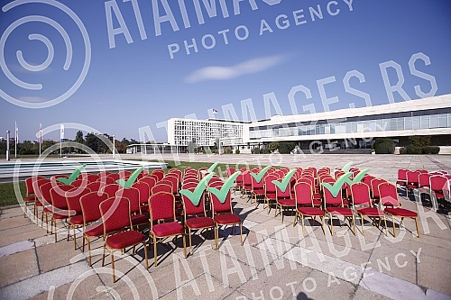 Kreni - promeni initiative organized a performance and a media conference in front of the Palace of Serbia.Inicijativa Kreni-Promeni organizovala je performans i konferenciju za medije ispred Palate Srbija.