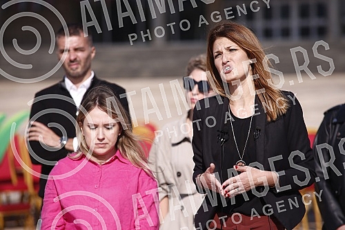 Kreni - promeni initiative organized a performance and a media conference in front of the Palace of Serbia.Inicijativa Kreni-Promeni organizovala je performans i konferenciju za medije ispred Palate Srbija.