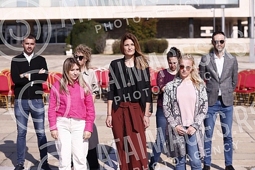 Kreni - promeni initiative organized a performance and a media conference in front of the Palace of Serbia.Inicijativa Kreni-Promeni organizovala je performans i konferenciju za medije ispred Palate Srbija.