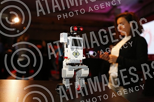 At the Belgrade Fair MTS company presented the possibilities of 5G technology.Na Beogradskom sajmu kompanija MTS predstavila je mogucnosti tehnologije 5G.