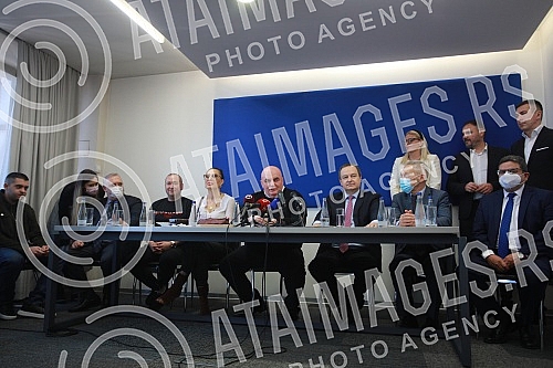 A press conference on the occasion of tasting dried meat from the smokehouse of Dragan Markovic Palma was held in the premises of United Serbia in Belgrade.Konferencija za medije povodom degustacije suvog mesa iz pusnice Dragana Markovica Palme odr