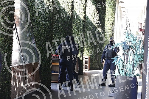 In the continuation of the fight against organized crime, members of the Ministry of the Interior today searched the famous capital's Kasina restaurant in Terazije, whose co-owner is Aleksandar Kajmakovic, better known as Aca Bosanac. U nastavku bo