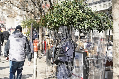 In the continuation of the fight against organized crime, members of the Ministry of the Interior today searched the famous capital's Kasina restaurant in Terazije, whose co-owner is Aleksandar Kajmakovic, better known as Aca Bosanac. U nastavku bo