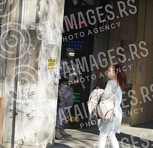 In the continuation of the fight against organized crime, members of the Ministry of the Interior today searched the famous capital's Kasina restaurant in Terazije, whose co-owner is Aleksandar Kajmakovic, better known as Aca Bosanac. U nastavku bo