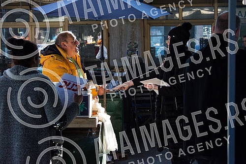 The youth of the SPS, led by the low MP Nina Pavicevic, talked to the citizens and handed out calendars to them.Omladina SPSa na celu sa niskom poslanicom Ninom Pavicevic pricla je sa sugrdjanima i delila im kalendare.
