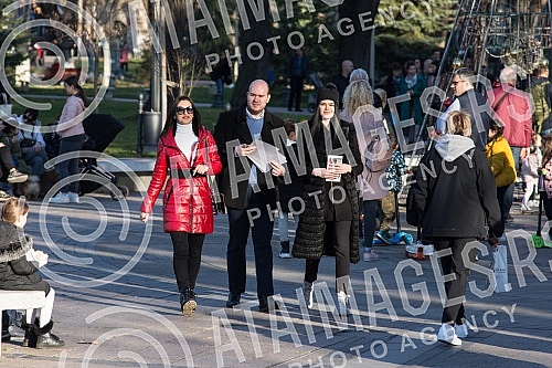 The youth of the SPS, led by the low MP Nina Pavicevic, talked to the citizens and handed out calendars to them.Omladina SPSa na celu sa niskom poslanicom Ninom Pavicevic pricla je sa sugrdjanima i delila im kalendare.