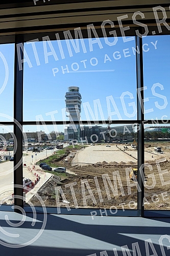 At the Nikola Tesla Airport, on the occasion of the opening of the newly built part of the passenger terminal, the General Manager of Belgrade Airport, Francois Berisot, addressed the audience. Na aerodromu Nikola Tesla povodom otvaranja novoizgrad
