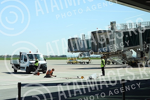 At the Nikola Tesla Airport, on the occasion of the opening of the newly built part of the passenger terminal, the General Manager of Belgrade Airport, Francois Berisot, addressed the audience. Na aerodromu Nikola Tesla povodom otvaranja novoizgrad
