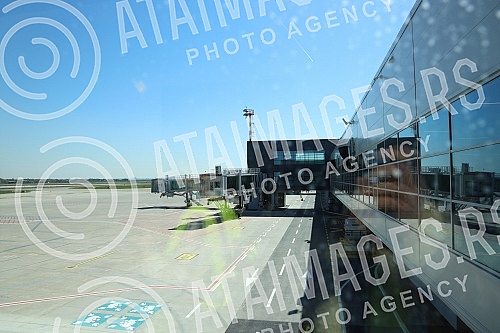 At the Nikola Tesla Airport, on the occasion of the opening of the newly built part of the passenger terminal, the General Manager of Belgrade Airport, Francois Berisot, addressed the audience. Na aerodromu Nikola Tesla povodom otvaranja novoizgrad