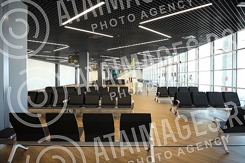 At the Nikola Tesla Airport, on the occasion of the opening of the newly built part of the passenger terminal, the General Manager of Belgrade Airport, Francois Berisot, addressed the audience. Na aerodromu Nikola Tesla povodom otvaranja novoizgrad