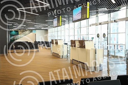 At the Nikola Tesla Airport, on the occasion of the opening of the newly built part of the passenger terminal, the General Manager of Belgrade Airport, Francois Berisot, addressed the audience. Na aerodromu Nikola Tesla povodom otvaranja novoizgrad