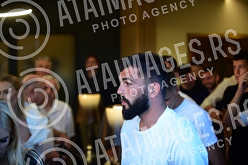 The official promotion of the new set of Nike FK Partizan jerseys for the 2022/23 season was held in the VIP Lounge above the center line of the Partizan stadium.Svecana promocija nove garniture Nike dresova FK Partizan za sezonu 2022/23 odrzana je