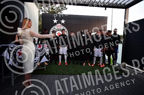 The official promotion of the new set of Nike FK Partizan jerseys for the 2022/23 season was held in the VIP Lounge above the center line of the Partizan stadium.Svecana promocija nove garniture Nike dresova FK Partizan za sezonu 2022/23 odrzana je