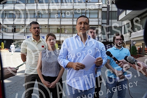 Serbian coalition NADA consisting of New DSS, POKS of Vojislav Mihailovic and 25 citizens' associations, organized a media conference in front of the City Administration, where it sent a request to the city authorities in Belgrade to extend the prote