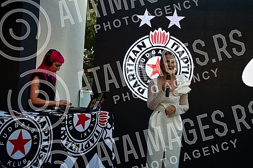 The official promotion of the new set of Nike FK Partizan jerseys for the 2022/23 season was held in the VIP Lounge above the center line of the Partizan stadium.Svecana promocija nove garniture Nike dresova FK Partizan za sezonu 2022/23 odrzana je