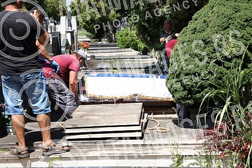 The deputy head of the BIA, Milorad Bracanovic, was buried at the New Cemetery on Bezanijska Kosa.Zamenik sefa BIA Milorad Bracanovic sahranjen je na Novom groblju na Bezanijskoj kosi.