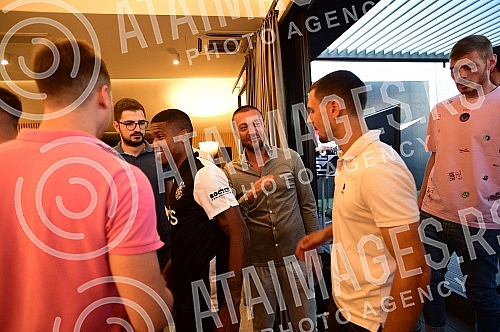 The official promotion of the new set of Nike FK Partizan jerseys for the 2022/23 season was held in the VIP Lounge above the center line of the Partizan stadium.Svecana promocija nove garniture Nike dresova FK Partizan za sezonu 2022/23 odrzana je