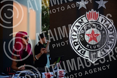 The official promotion of the new set of Nike FK Partizan jerseys for the 2022/23 season was held in the VIP Lounge above the center line of the Partizan stadium.Svecana promocija nove garniture Nike dresova FK Partizan za sezonu 2022/23 odrzana je