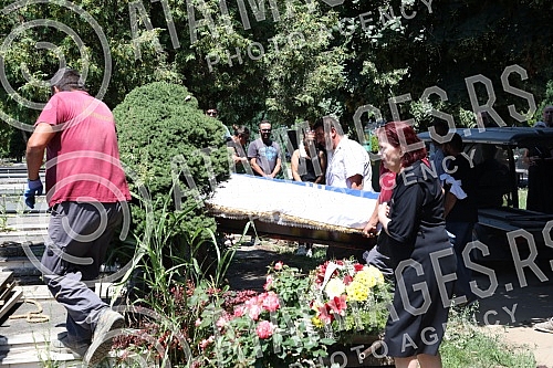 The deputy head of the BIA, Milorad Bracanovic, was buried at the New Cemetery on Bezanijska Kosa.Zamenik sefa BIA Milorad Bracanovic sahranjen je na Novom groblju na Bezanijskoj kosi.