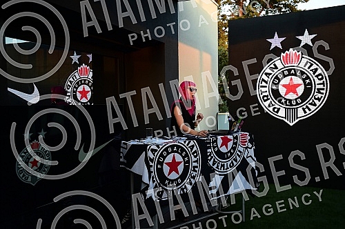 The official promotion of the new set of Nike FK Partizan jerseys for the 2022/23 season was held in the VIP Lounge above the center line of the Partizan stadium.Svecana promocija nove garniture Nike dresova FK Partizan za sezonu 2022/23 odrzana je
