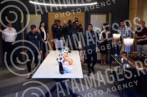 The official promotion of the new set of Nike FK Partizan jerseys for the 2022/23 season was held in the VIP Lounge above the center line of the Partizan stadium.Svecana promocija nove garniture Nike dresova FK Partizan za sezonu 2022/23 odrzana je