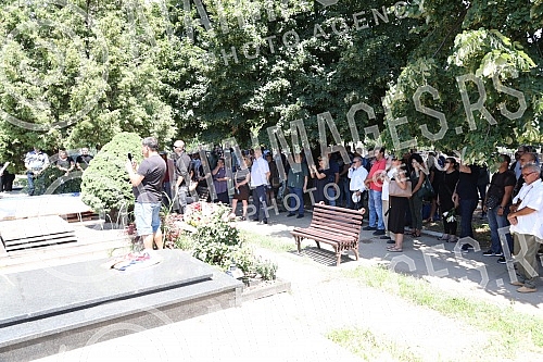 The deputy head of the BIA, Milorad Bracanovic, was buried at the New Cemetery on Bezanijska Kosa.Zamenik sefa BIA Milorad Bracanovic sahranjen je na Novom groblju na Bezanijskoj kosi.